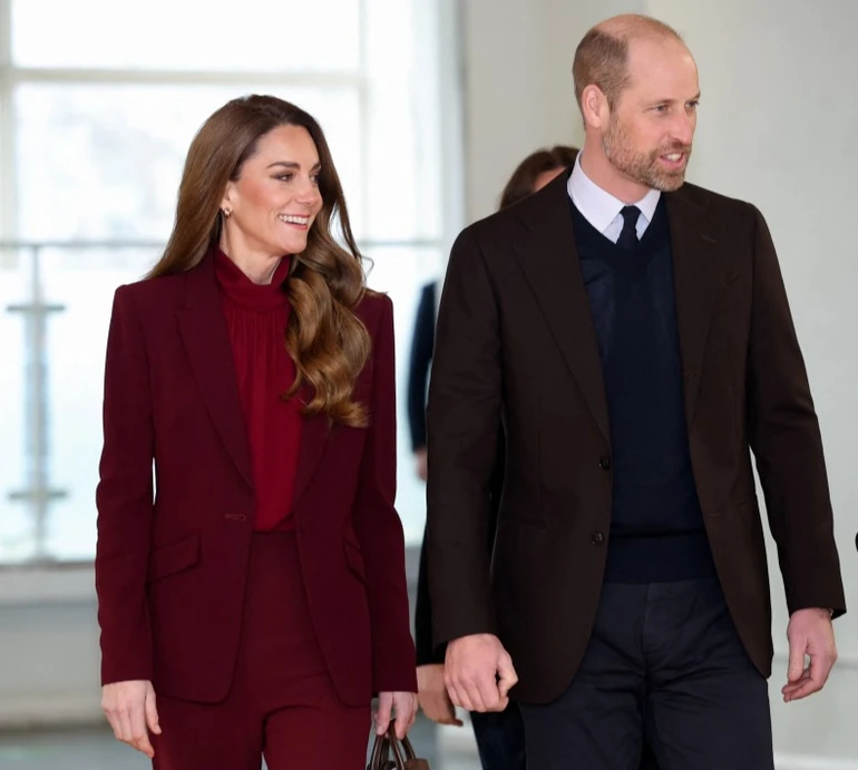 Бургунді + червоний: Міддлтон у яскравому луці навідалася з чоловіком до лікарні в Лондоні