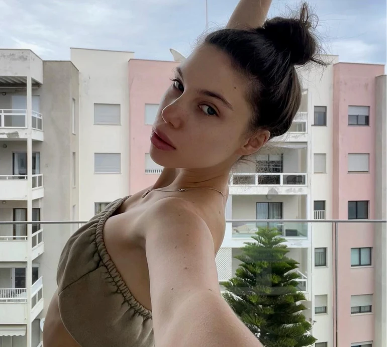 Дочка Суркіса в сукні без верху схрестила руки для ефектних ФОТО