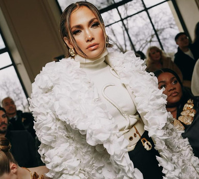 Лопес вразила модний Париж незвичною зачіскою та кутюром з 7-ми тисяч справжніх пелюсток троянд. Фото