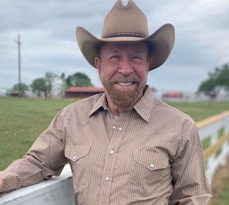 84-річний Чак Норріс підкорив підписників драйвовим відео (бонус - нові жарти про Чака Норріса)