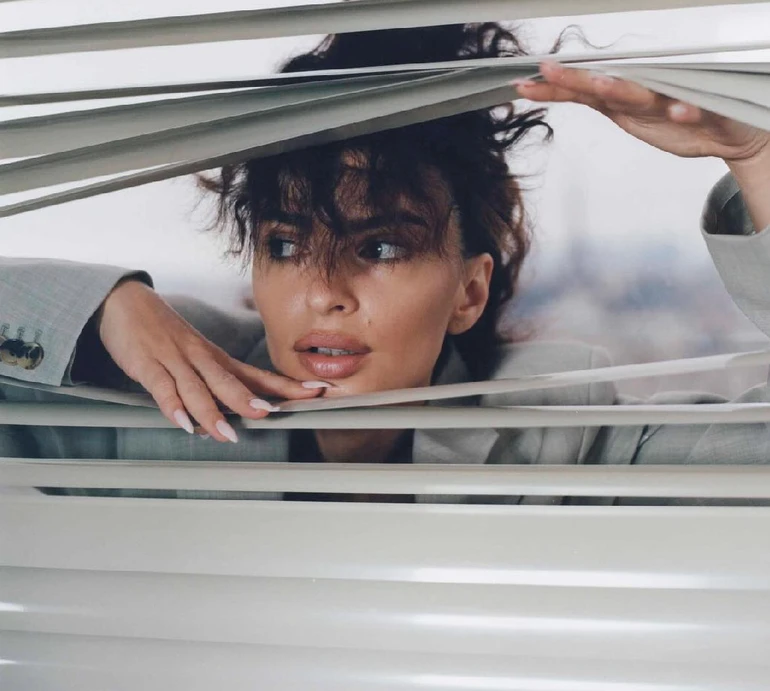 Кучеряшка Ратаковскі у тоненьких стрінгах видерлася на підвіконня заради глянцевих фото