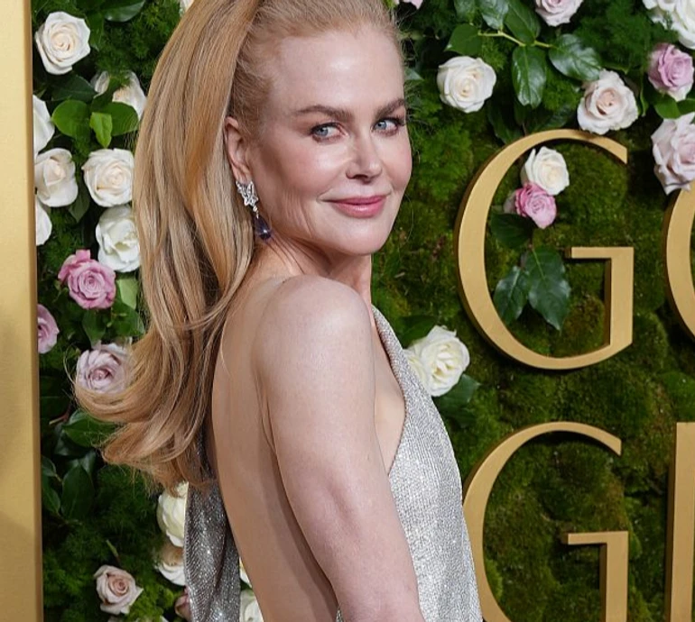 Блискуча Мур із першою в житті нагородою, Кідман з оголеною спиною та Зендея з обручкою на хіднику Золотого глобуса-2025