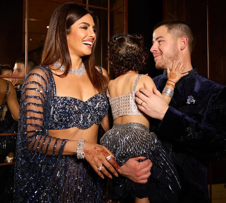 Пріянка Чопра з трирічною дочкою вигуляли розкішні фемілі-луки на індійському весіллі. Фото