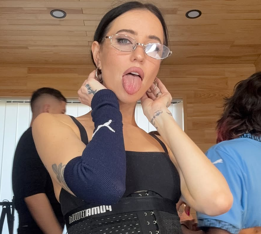 Сьогодні літо: Дорофєєва на весняних фото показала цілунки з Кацуріним та відпочинок в бікіні. Фото