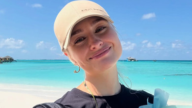 Цимбалару у хижому бікіні посвітила сідницями та заінтригувала букетом на Мальдівах