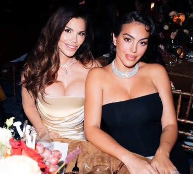 Дружина Безоса та наречена Роналду випнули груди у корсетних сукнях, а Демі Мур блиснула стегном на івенті у Нью-Йорку