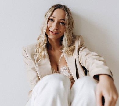 Дружина Павліка в інтригуючому фотосеті посвітила білим мереживним спіднім