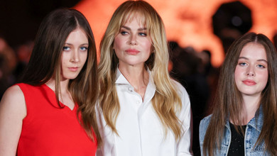 Без обручки та з новою зачіскою: Ніколь Кідман з обома дочками з'явилася на показі Chanel у Парижі. Фото