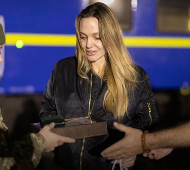 Розкрадачка мобілізаційного резерву та нова героїня Холостячки: мережа вибухнула мемами після візиту Джолі в Україну