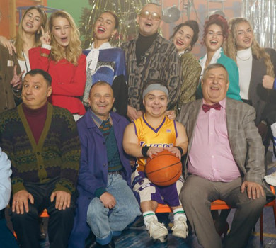 Павлік у ролі трудовика та ведучий Миколиної погоди: зірки запалили в новорічному кліпі з вайбом 1990-х