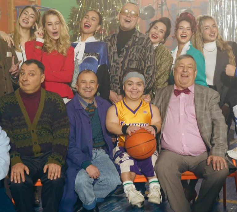 Павлік у ролі трудовика та ведучий Миколиної погоди: зірки запалили в новорічному кліпі з вайбом 1990-х