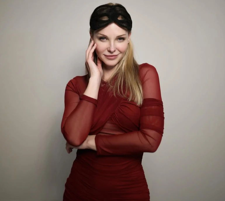 Маска коня на голові та бордове максі: Трегубова здивувала ефектним образом на вечірці. Фото