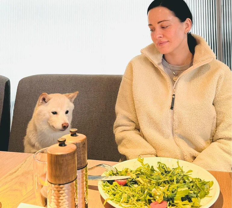 Лами, качки та гойдалка: Астаф'єва у балаклаві показала осінні пригоди з песиком. ФОТО