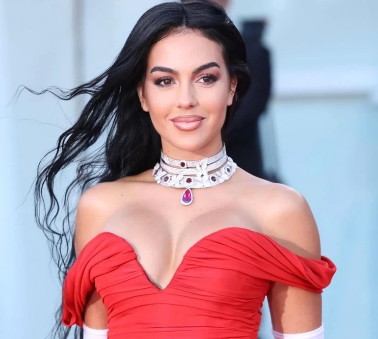 Наречена Роналду у рожевих шортиках порухала пишними формами в ритмі бачати