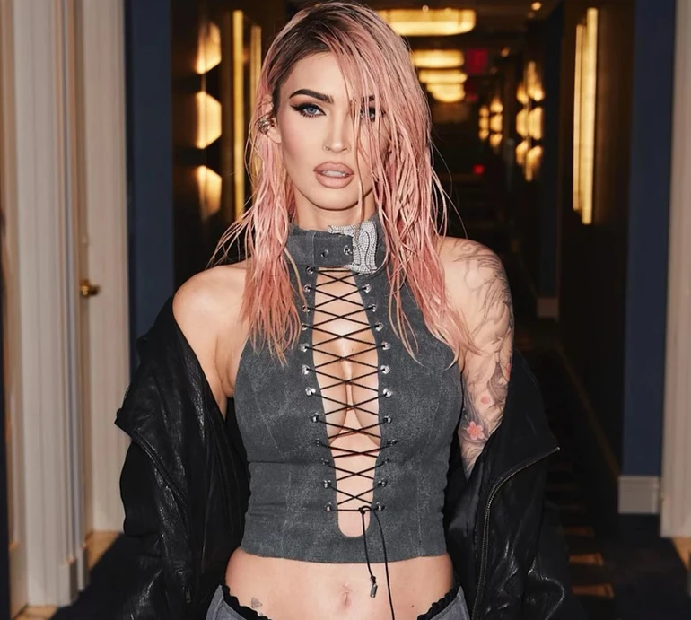 Експерименти тривають: Меган Фокс коротко обрізала коси та здивувала новим кольором. Фото