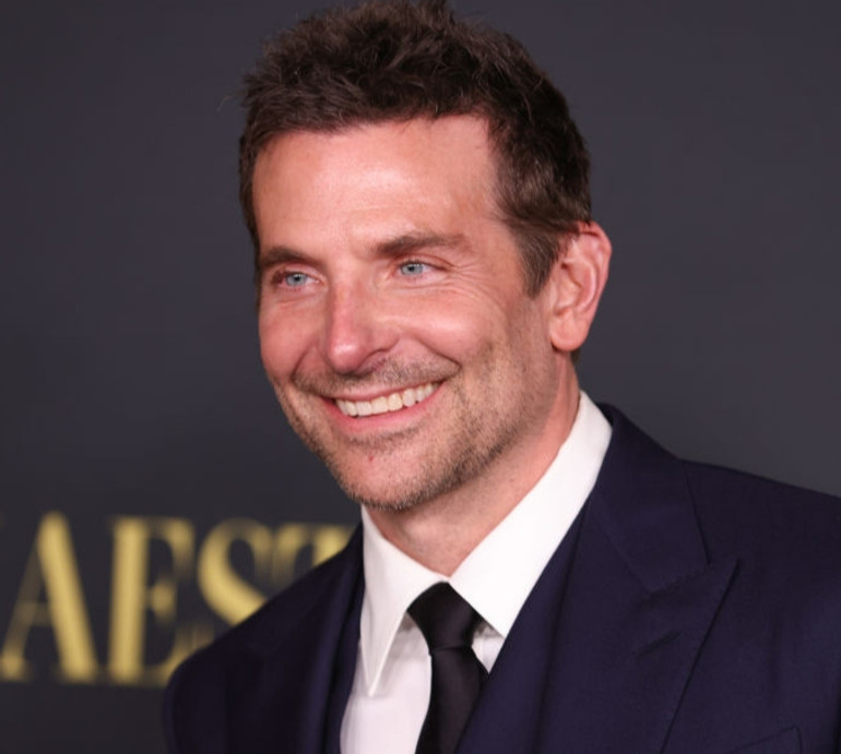 Найсильніша команда: Бредлі Купер з 7-річною донею в тематичному прикиді повболівали за орлів на Super Bowl