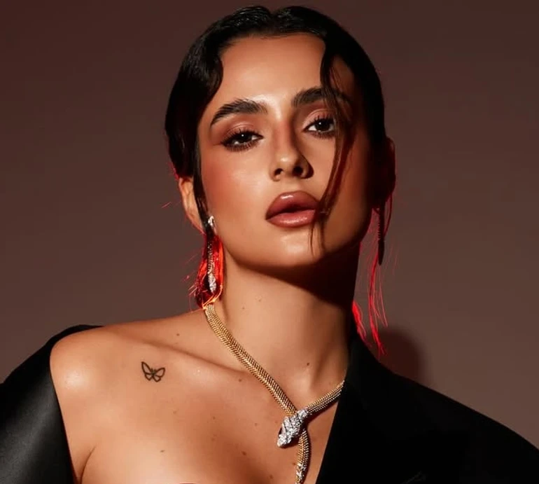 Будеш яблучко?: Трінчер в образі біблійної спокусниці посвітила голими принадами для фото