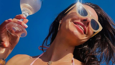 Все своє: Горняк на грецькому пляжі грайливо заселфила принади у бікіні