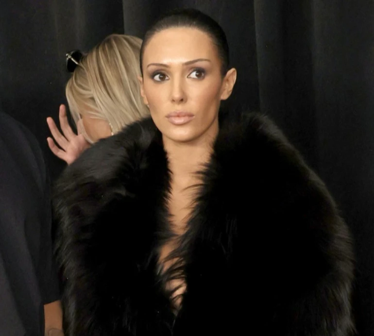 Дружина Каньє Веста у срібному боді повигиналася у бульбашці для сексі фото