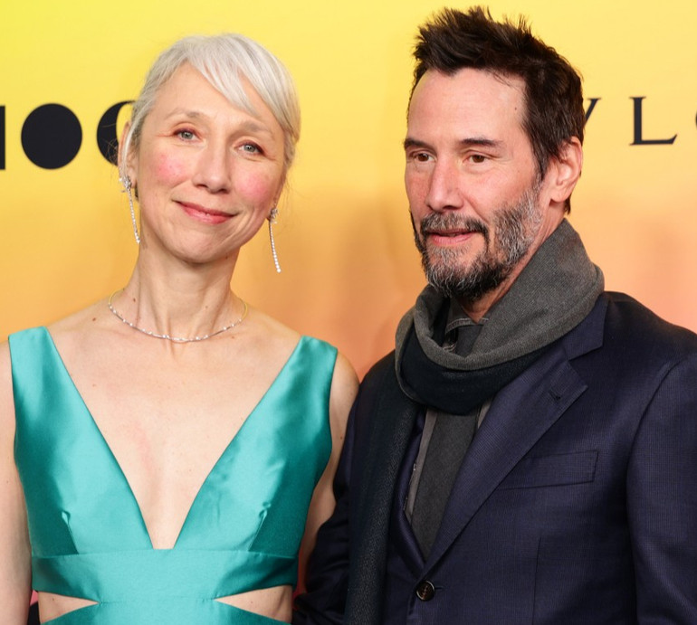 Запросив мене на побачення: кохана Кіану Рівза показала їхній цілунок на ковзанці