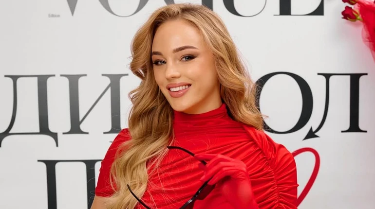 Ефектна модниця: Білодід у полум'яній сукні з розрізом покрасувалася на прем'єрі Диявол носить Prada 2. Фото