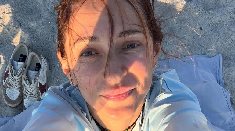 Tayanna в чорному платті злетіла над містком для ефектного кадру