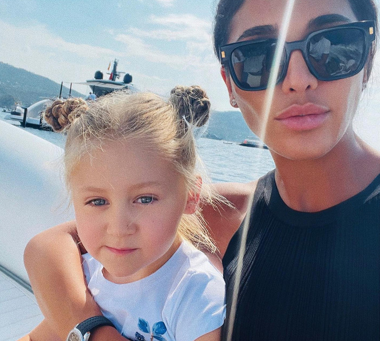 Все стабільно: Дімопулос в планці і з гантелями замилувала тренуванням з дочкою