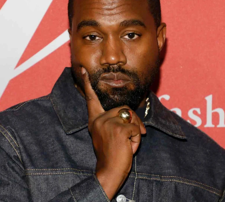 Жінка бджоляра Каньє Веста епатувала Паризький тиждень моди відсутністю бюстгальтера і новим кольором волосся