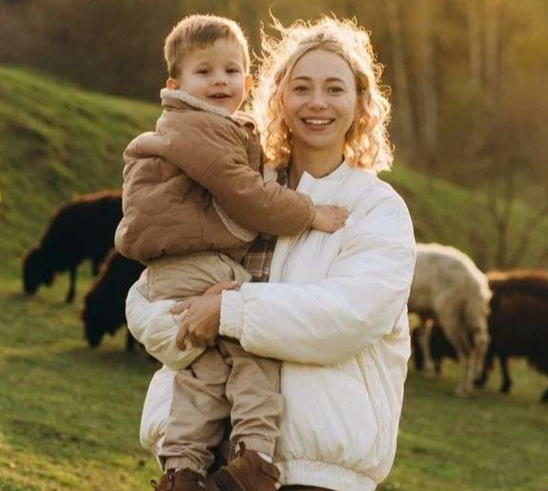 Дружина та 3-річний син Павліка показалися серед тваринок на атмосферних кадрах