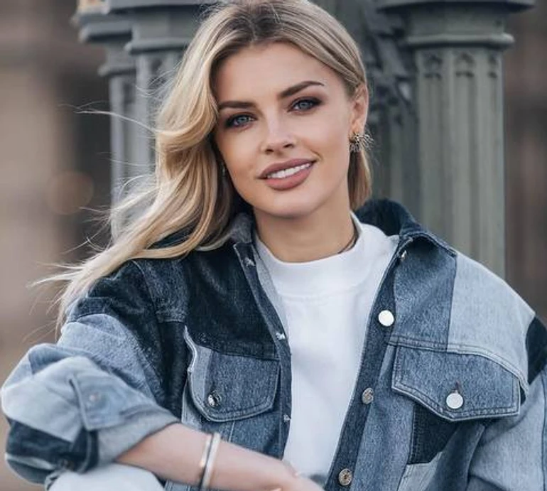 Дружина Зінченка у шортах і козаках посвітила засмаглими ніжками в дубайській пустелі