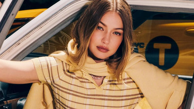 Хадід у силуетній сукні з кольорових клаптиків показалася на вечірці за ручку з Купером. Фото