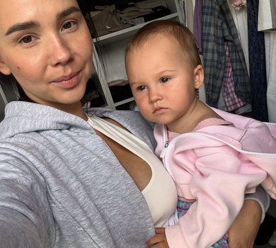 Тата залишили вдома: Татарінцева у бікіні та з дочкою на руках показалася на відпочинку в Туреччині. Фото