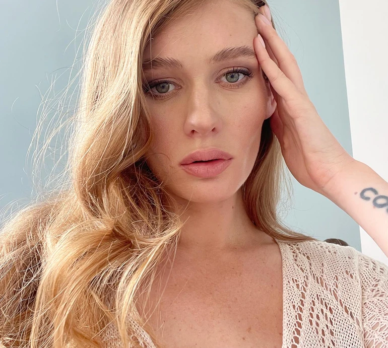 Оголена Луна на 8-му місяці вагітності поласувала гранатом для атмосферних фото