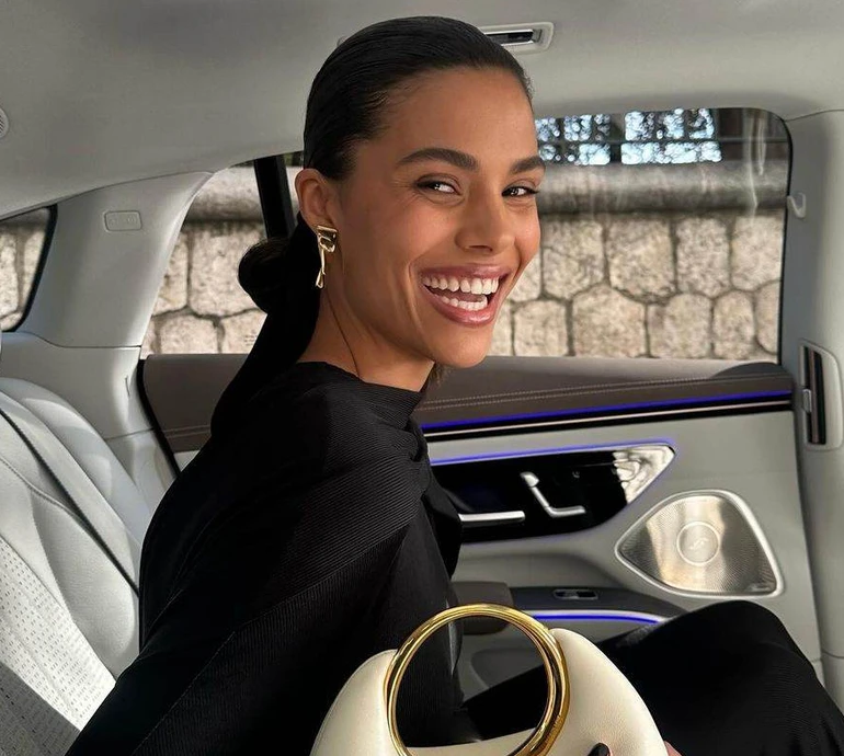 Total black та грайлива гривка: Кунакі вигуляла новий образ на Паризькому тижні моди. Фото