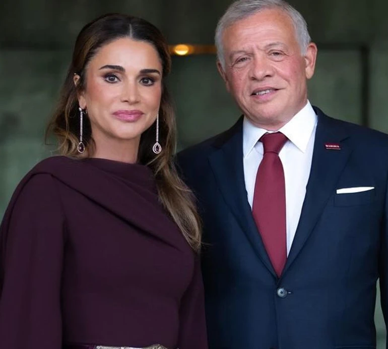 Королева Ранія в елегантній максі-сукні з кейпом на одне плече вразила образом на Дні незалежності Йорданії. Фото