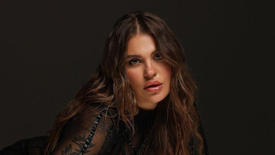 Заріцька у прозорій сукні та золотих патьоках млосно попозувала на підлозі. Фото