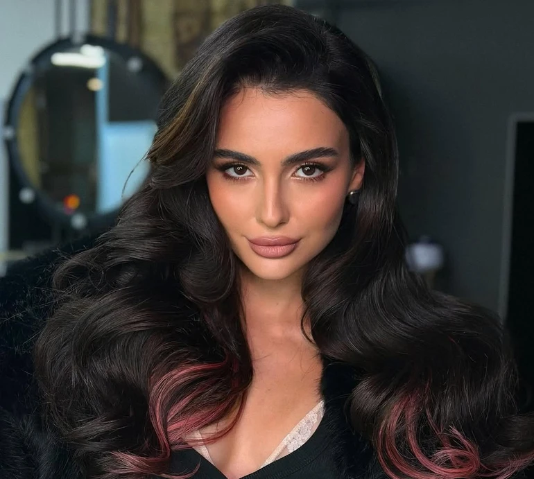 Гола, зате в капелюсі: Трінчер на тлі балійського краєвиду наробила зухвалих фото