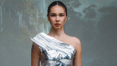 Татарінцева топлес в обладунках та з мечем постала в образі захисниці. Фото