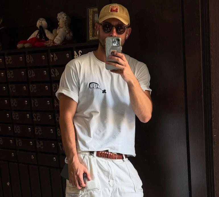 Бєдняков у самому рушнику показав кумедне ранкове селфі з сином і дочкою. Фото