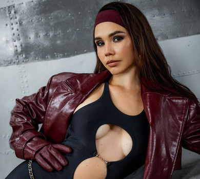 Чорний + бордо: Татарінцева в ефектному луці з зухвалими вирізами посвітила принадами коло літака. Фото