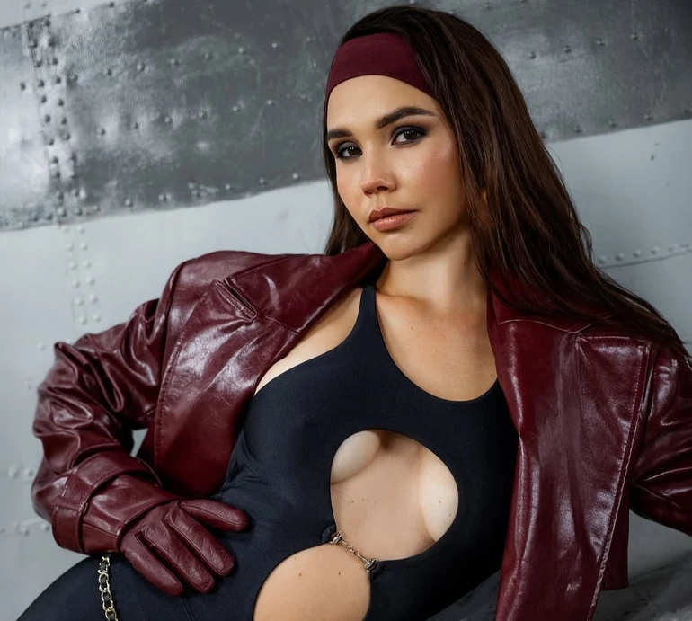 Чорний + бордо: Татарінцева в ефектному луці з зухвалими вирізами посвітила принадами коло літака. Фото