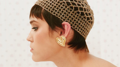 Шапки-кроша, ажурні колготки та наївні прикраси: трендові аксесуари на осінь 2025. Фото