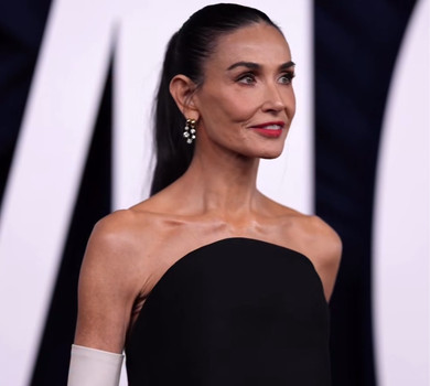 Демі Мур у топі з голими плечима та незвичною зачіскою покрасувалася на церемонії Жінка року. Фото