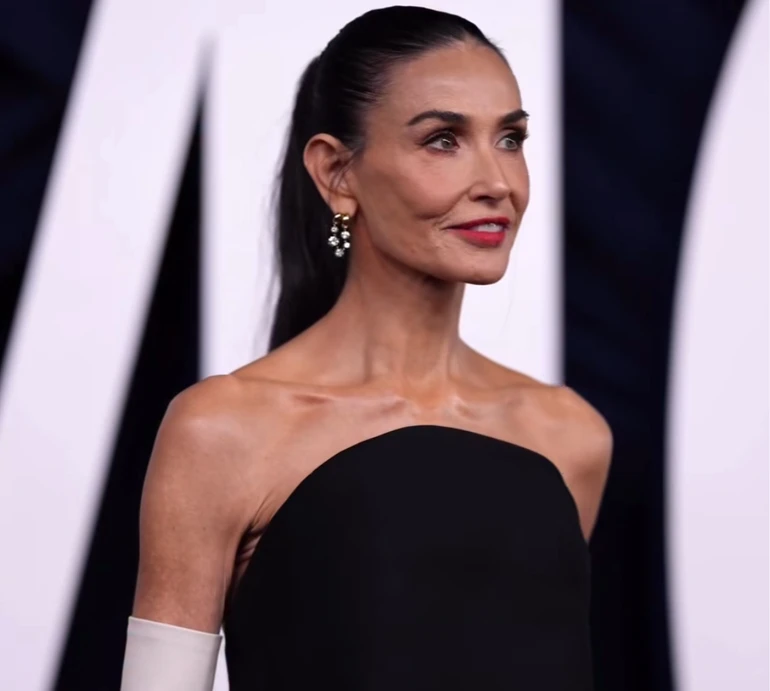 Демі Мур у топі з голими плечима та незвичною зачіскою покрасувалася на церемонії Жінка року. Фото