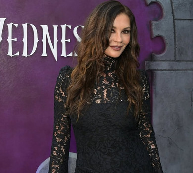 Зета-Джонс у напівпрозорому готичному міні виставила довгі ніжки на хіднику Netflix. Фото