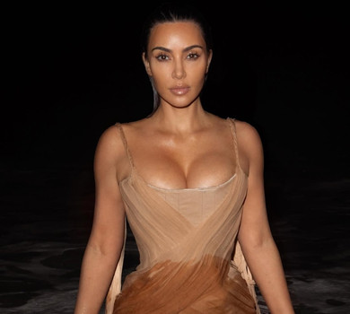 Ти такий фрік: Кардашян у вінтажній сукні Alexander McQueen влізла в океан і розсердила сестру