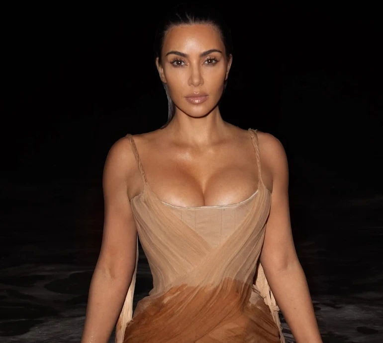 Ти такий фрік: Кардашян у вінтажній сукні Alexander McQueen влізла в океан і розсердила сестру