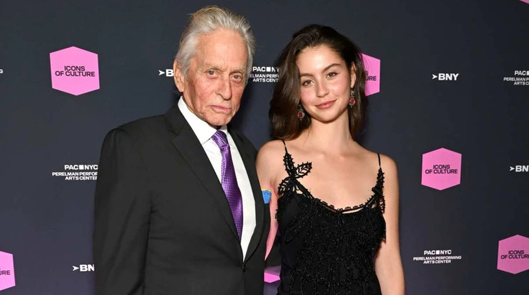 Дочка Дугласа і Зети-Джонс у куцих шортах і декольтованій майці покрасувалася на природі. Фото