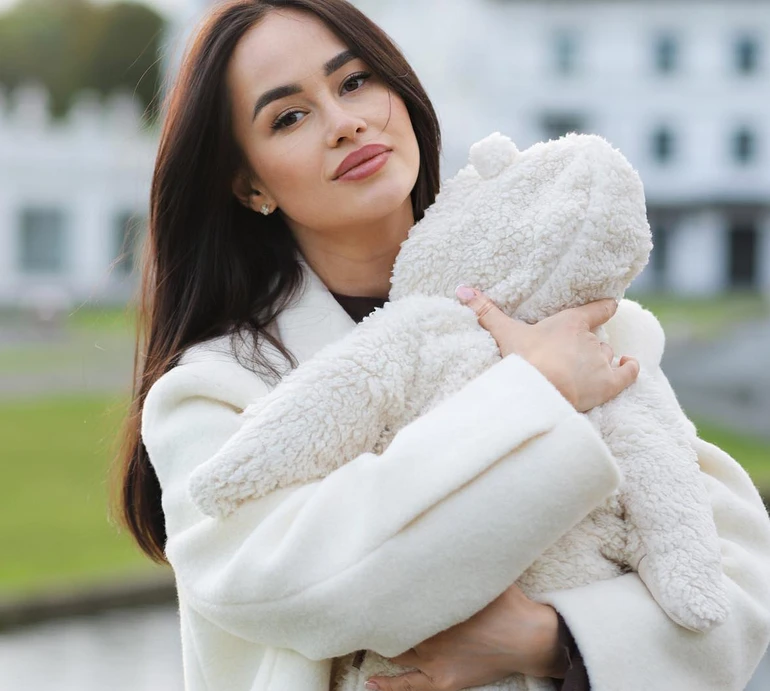 Парфільєва показала тіло в спідньому через 2 місяці після пологів та підрослого сина