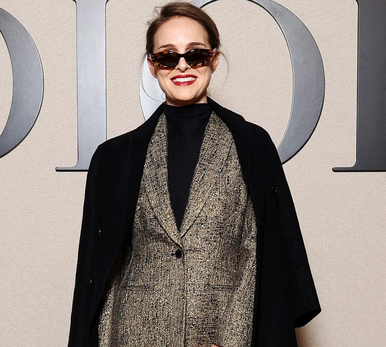 Портман у класичному міні та Лоуренс із розкішним декольте засвітилися на моді у Парижі. Фото